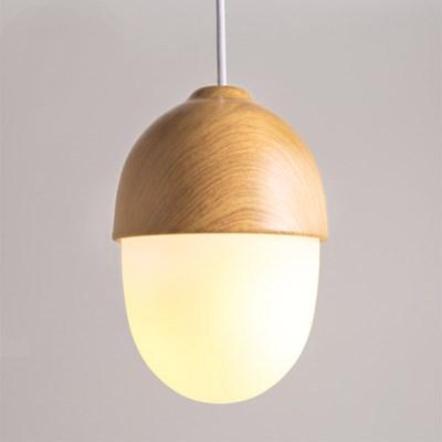 Dekorativ pendellampe i moderne design. Treimitasjon og justerbar funksjon for optimal rombelysning.