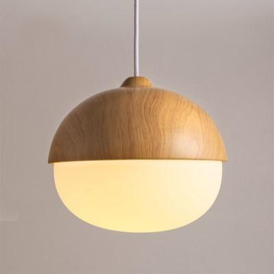 Elegant hengende lampe med treimitasjon. En funksjonell taklampe som passer moderne hjem og spisestuer.