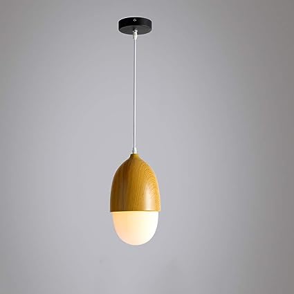 Innendørs lampe: Moderne pendellampe i treimitasjon. Skaper varm og behagelig belysning i ethvert rom.