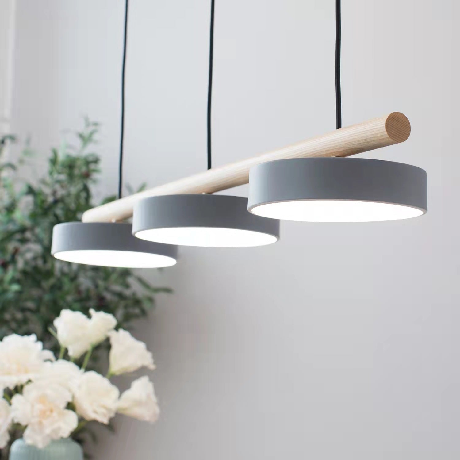 Elegant spisebordlampe med fuglefigurer, for et sofistikert og moderne hjem.