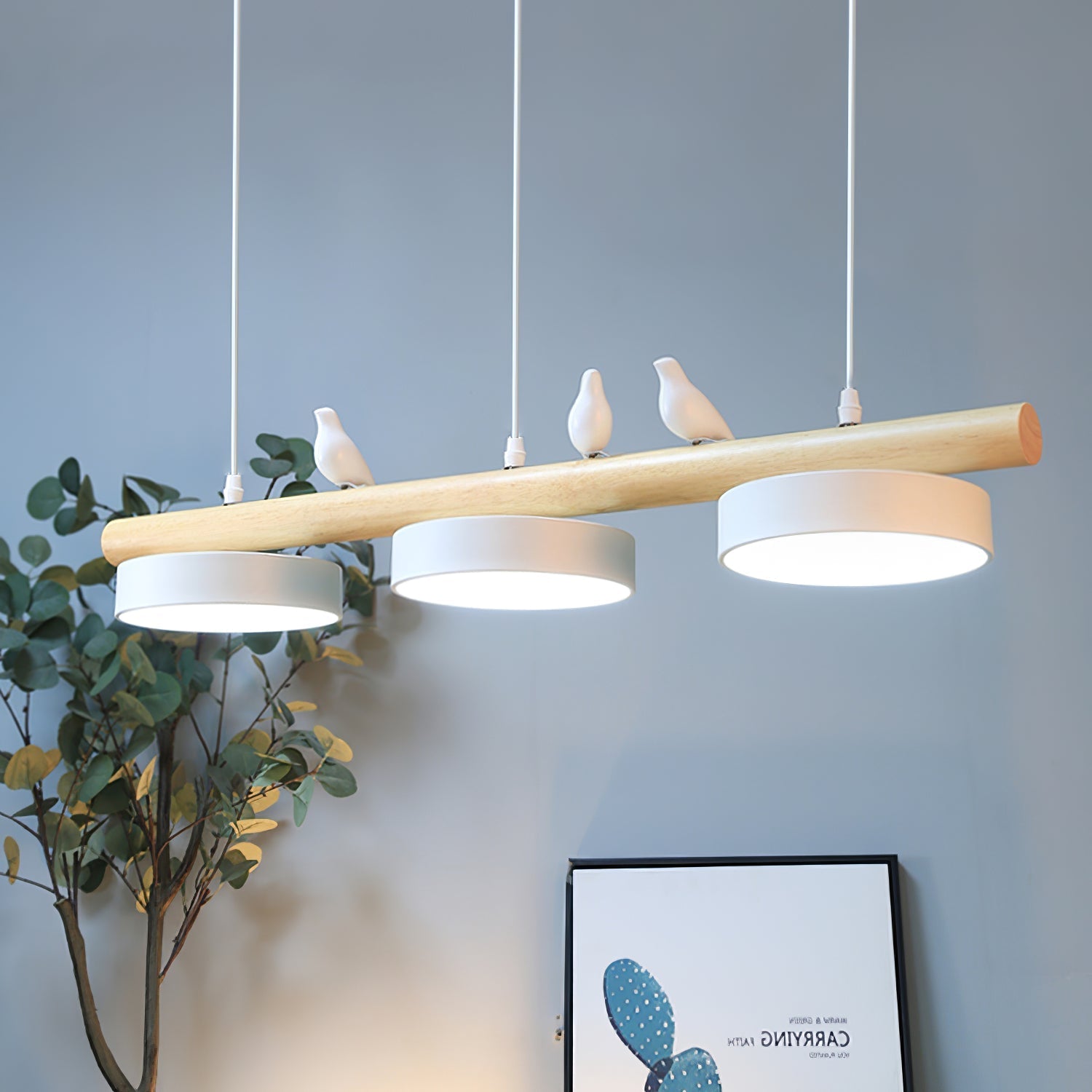 Belysning med fugledesign for spisebord; moderne pendellampe med LED-teknologi.