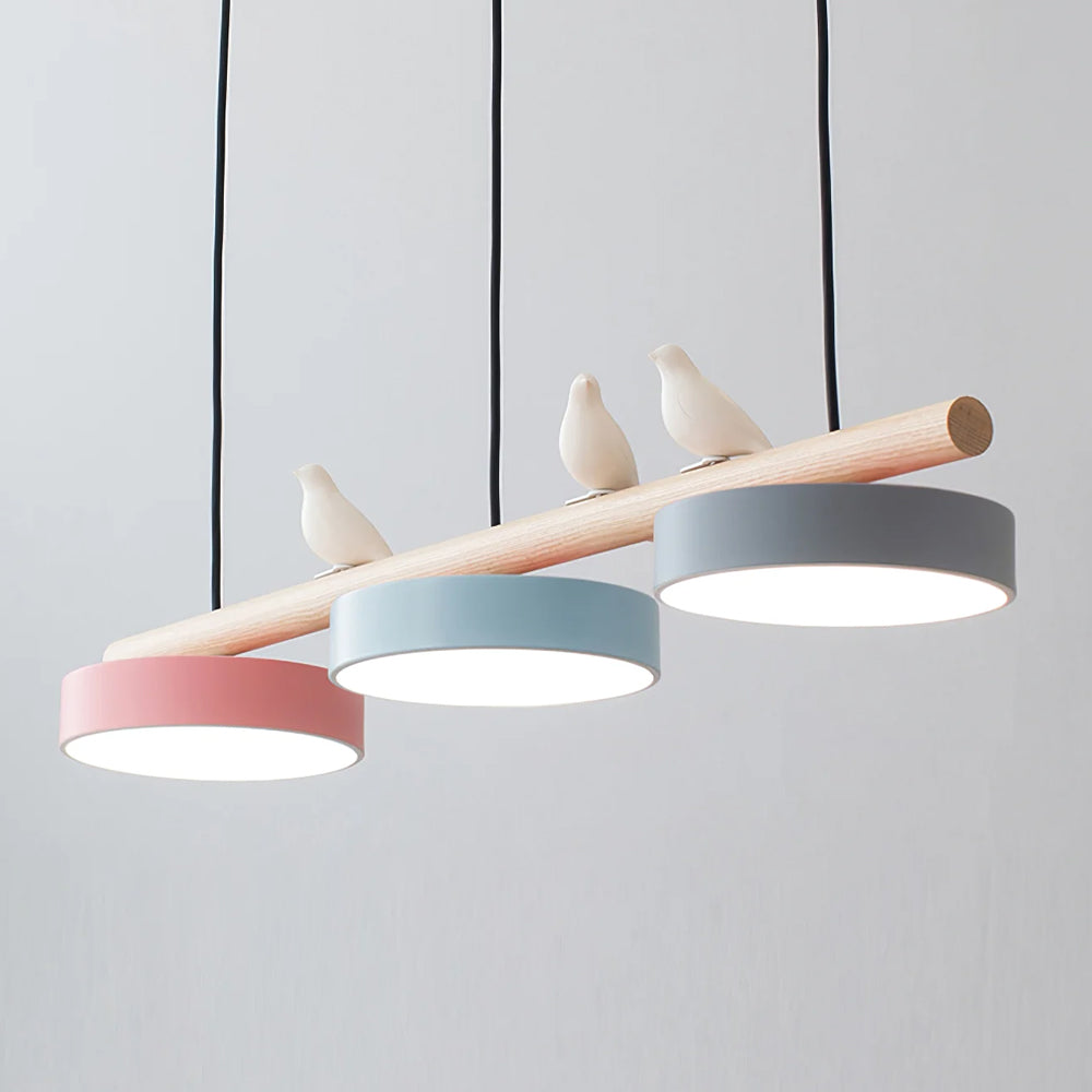 Moderne belysning: taklampe med fugledesign, ideell for elegant innredning.