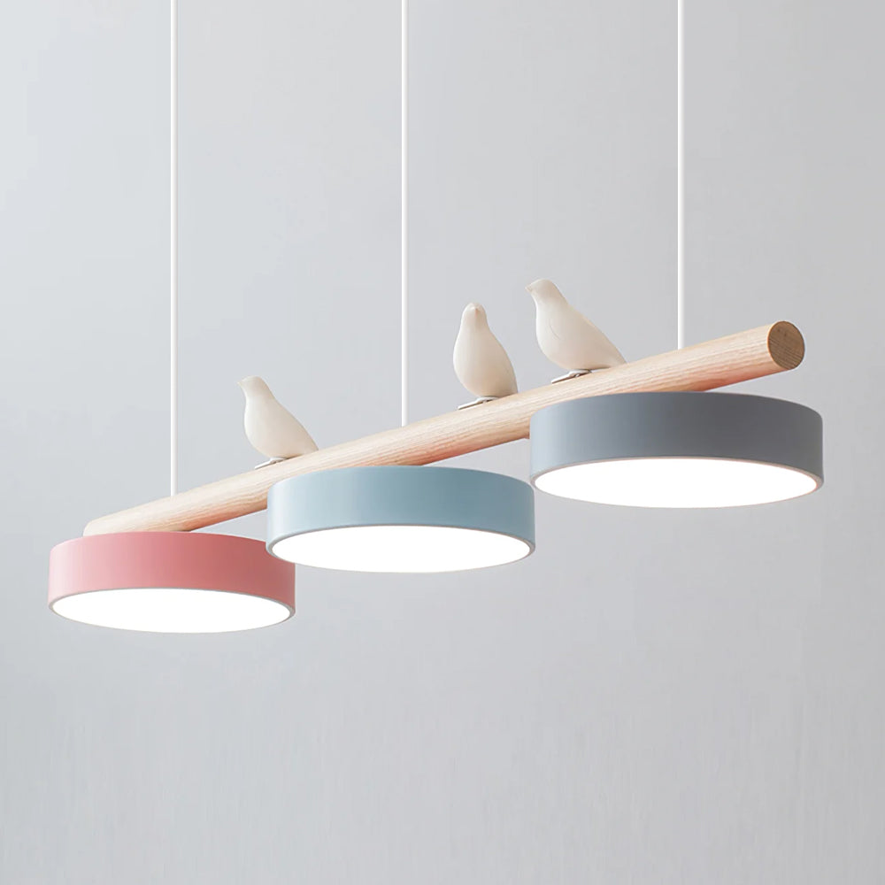 Hengende lampe med kunstnerisk fugledesign, fremhever et elegant og moderne spisebord.