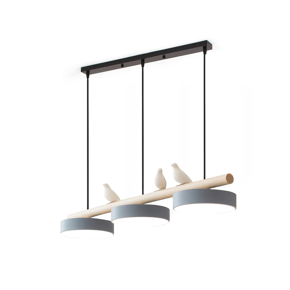 Hvit taklampe med detaljerte fugler, moderne belysning til spisestuen.