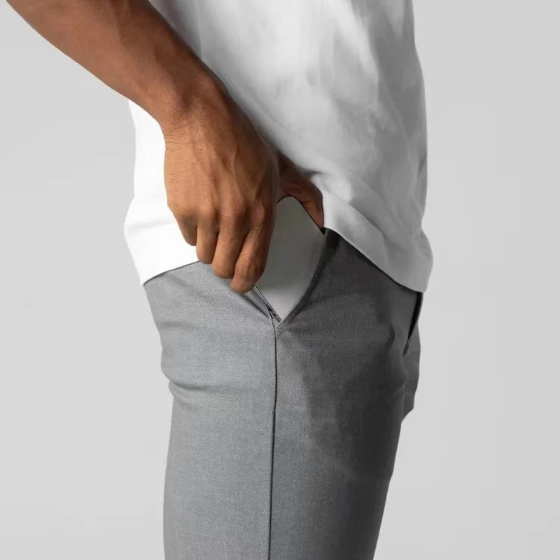 Allsidige herre chinos i pustende stoff. Med stretch for maksimal komfort, perfekt for aktive dager.