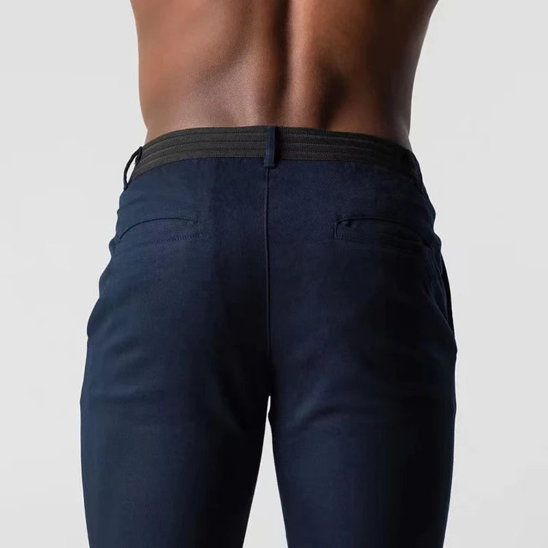 Elegante herre chinos som kombinerer stretchkomfort med et stilrent design. Et must-have i garderoben.