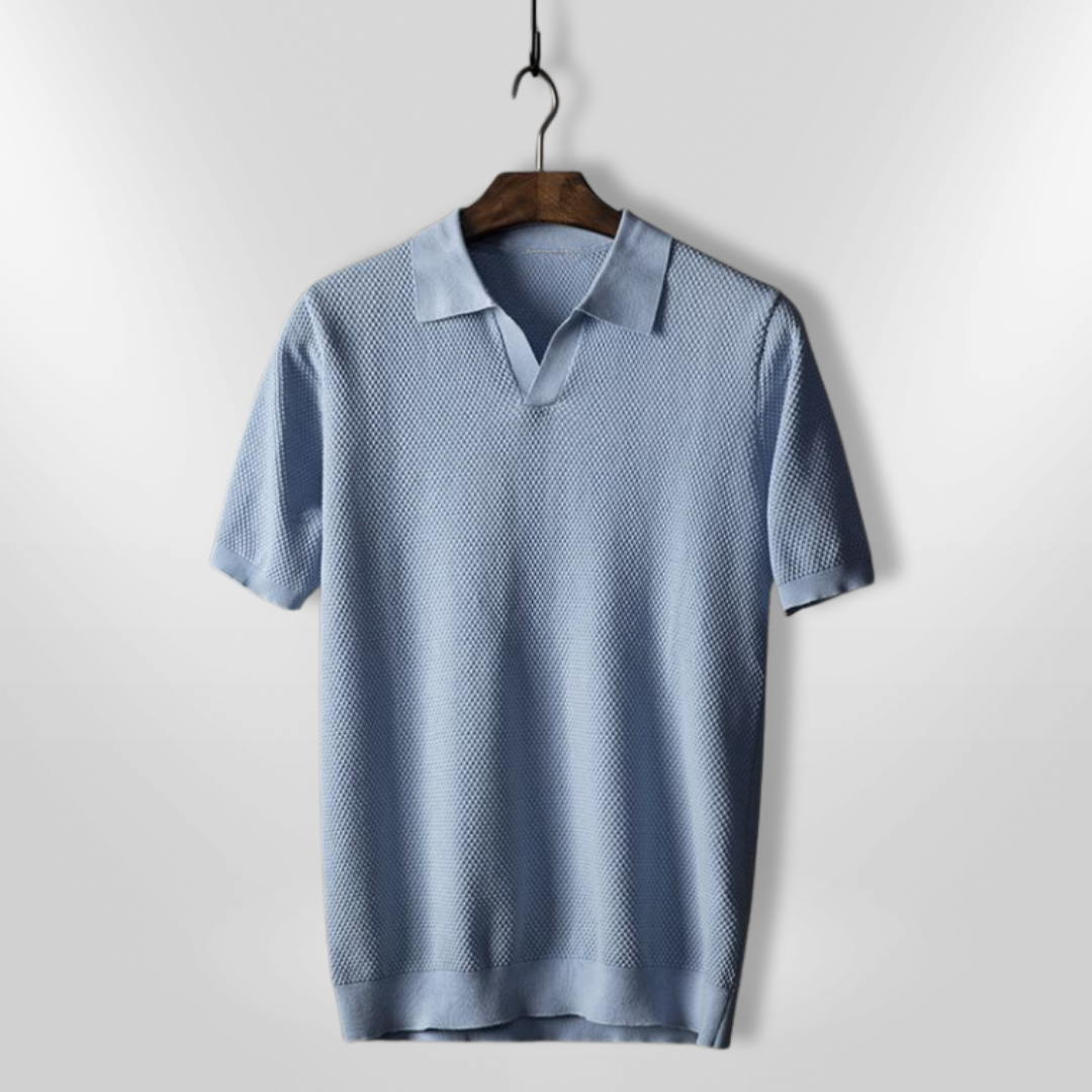 Lys blå herre polo t-skjorte for sommer. Moderne stil, komfortabel passform og pustende kvalitet.