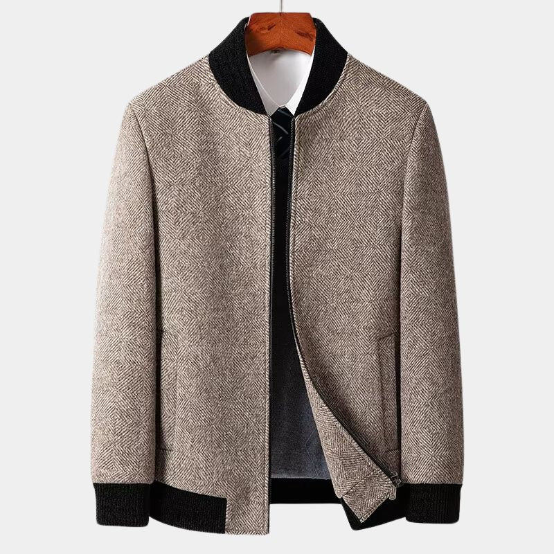 Stilren brun herre slim fit frakk. Moderne høst- eller vinterfrakk for en elegant og skarp hverdagsstil.
