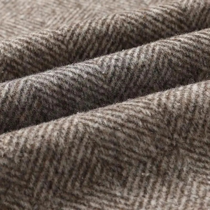 Bakfra-bilde av en mann i grå slim fit herrefrakk, fremhever den moderne, skreddersydde passformen.