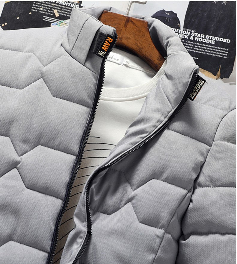 Slim fit herrejakke med stand krage. Varm, stilfull og moderne yttertøy for høst og vinter.