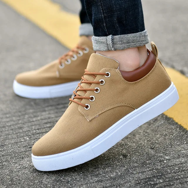 Stilrene herresneakers med ergonomisk design, gir god støtte og komfort for menn.