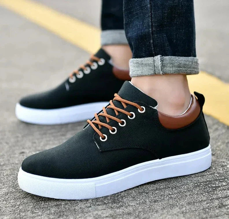 Nærbilde av pustende overdel på komfortable herresneakers, designet for optimal fottøykomfort.