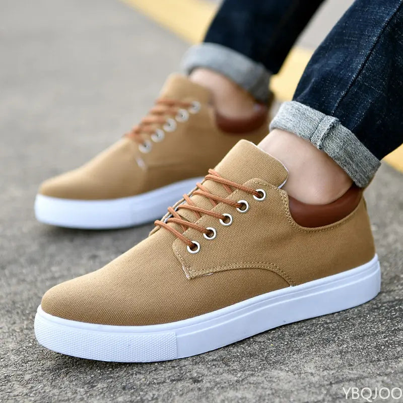 Mann iført moderne, allsidige herresneakers. Ideelle herresko for en aktiv livsstil.