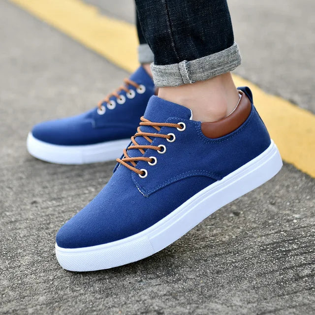 Elegante, svarte herresneakers, stilrene fritidssko som passer enhver moderne garderobe.