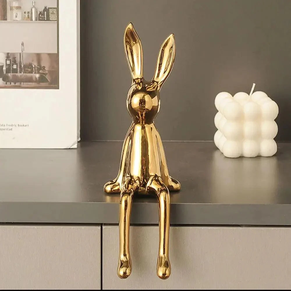 Elegant hvit kaninfigur, en stilig moderne dekorasjon. Ideell gaveidé og hjemmeinnredning.