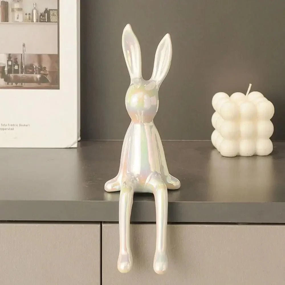 Hvit, moderne kaninskulptur. Elegant dyrepynt for hjemmeinnredning, borddekor og interiørdesign.