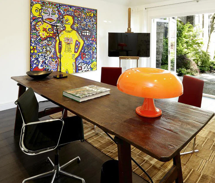 Stilren LED-lampe i soppdesign, energieffektiv og elegant belysning for et koselig soveromsmiljø.