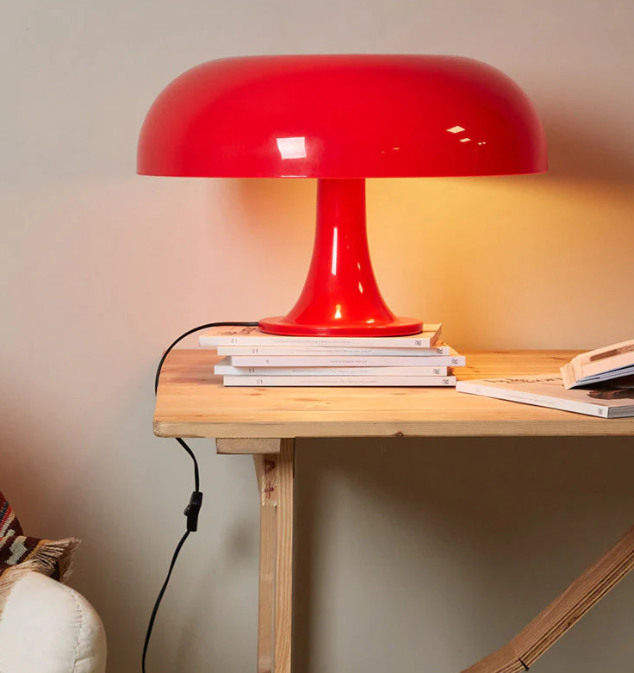 Koselig LED-sopplampe for soverommet, gir varmt og energieffektivt lys, en minimalistisk og dekorativ detalj.