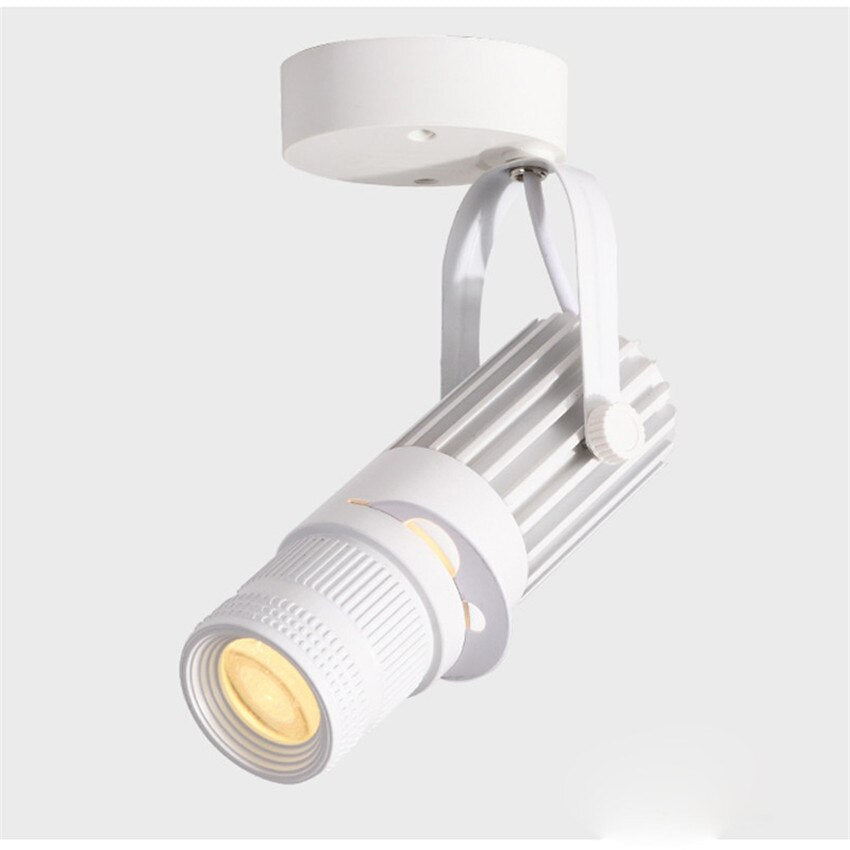 Stilfull, energieffektiv LED-spotlight. Moderne innendørs taklampe, perfekt for moderne hjem og kontor.