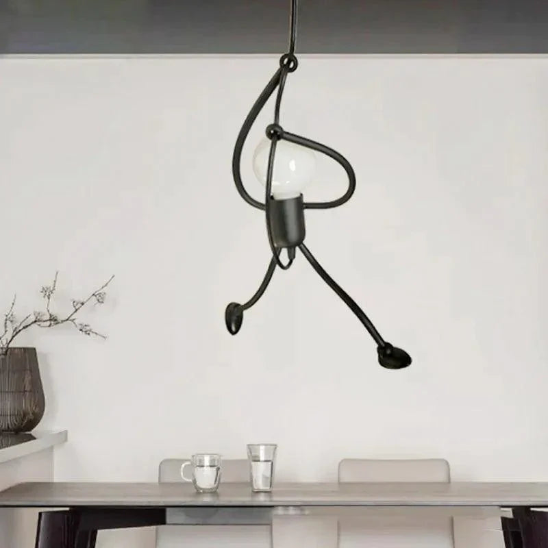Elegant taklampe med unikt stickman-design. Justerbar belysning for et moderne hjem, ideell for stue eller kontor.