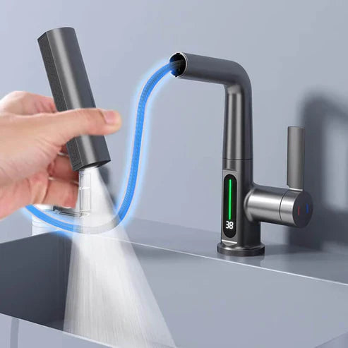 Funksjonell kjøkkenkran med 360° rotasjon, uttrekkbar slange og digital temperaturvisning.