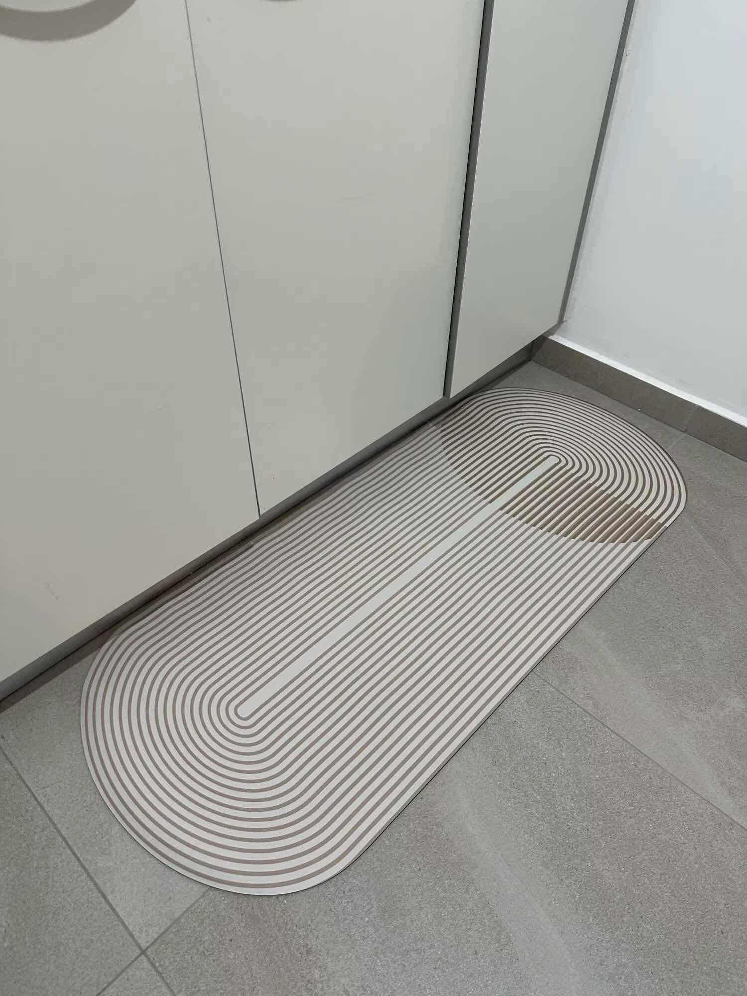 Kjøkkenteppe med moderne design og antiskli, perfekt for gulvbeskyttelse og en koselig atmosfære i hjemmet.