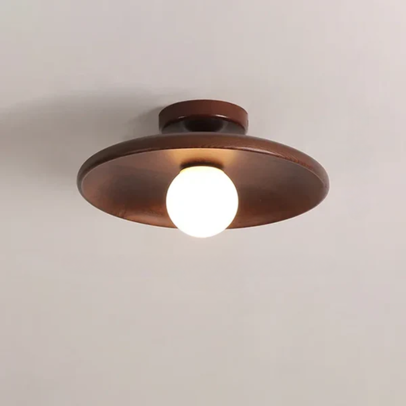 Stilren taklampe i tre, kuleformet. Moderne belysning som passer alle rom i nordisk stil, for varm stemning.