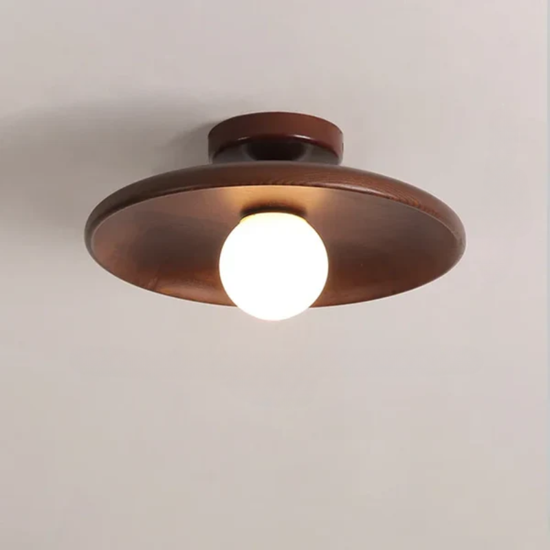 Kuleformet taklampe i tre i en moderne stue. Skaper varm, minimalistisk belysning og nordisk estetikk, LED-kompatibel.