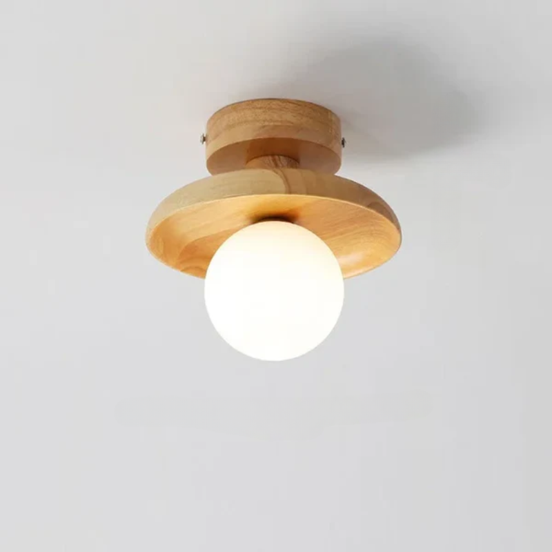 Elegant kulelampe i tre over spisebord. Nordisk inspirert design som gir koselig spisestue belysning og varm stemning.