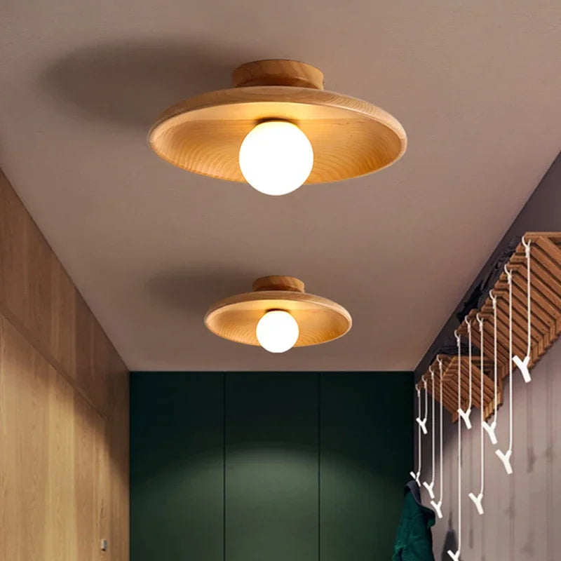Minimalistisk tre taklampe i moderne kjøkken. Gir funksjonell og stilfull innendørs lys, perfekt for moderne hjem.