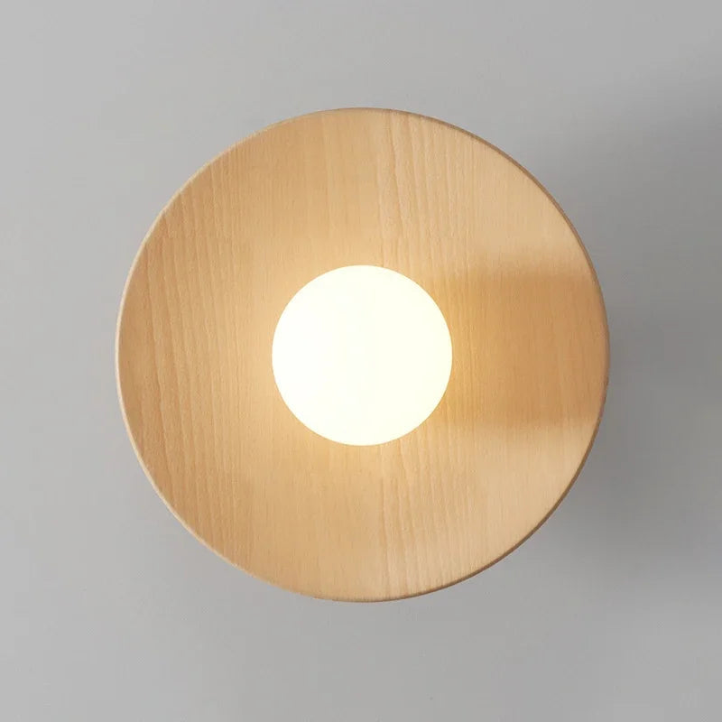 Full oversikt over kuleformet tre taklampe. Et blikkfang for moderne innendørs lys i nordisk stil, passer mange rom.