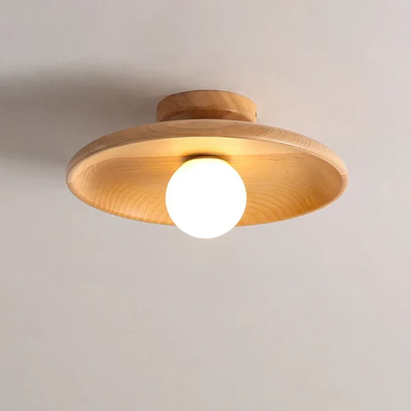 Unik taklampe i tre med kuleformet design. Allsidig stue-, spisestue- eller kjøkkenlampe, gir varm belysning.