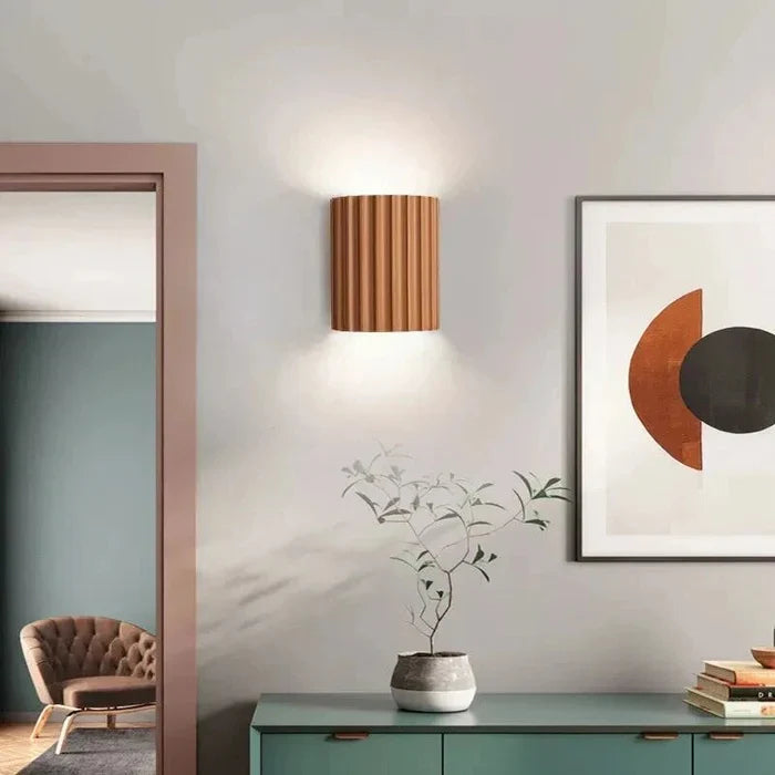 Elegant designlampe, veggmontert, moderne belysning for stue, soverom og gang.