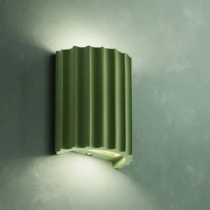 Stilren vegglampe med kunstnerisk preg, moderne design og funksjonell belysning for ethvert rom.