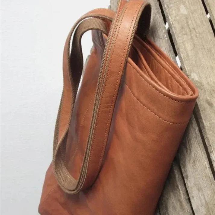 Stilren håndveske for kvinner. Denne moderne skuldervesken har justerbar rem og et tidløst, elegant design.
