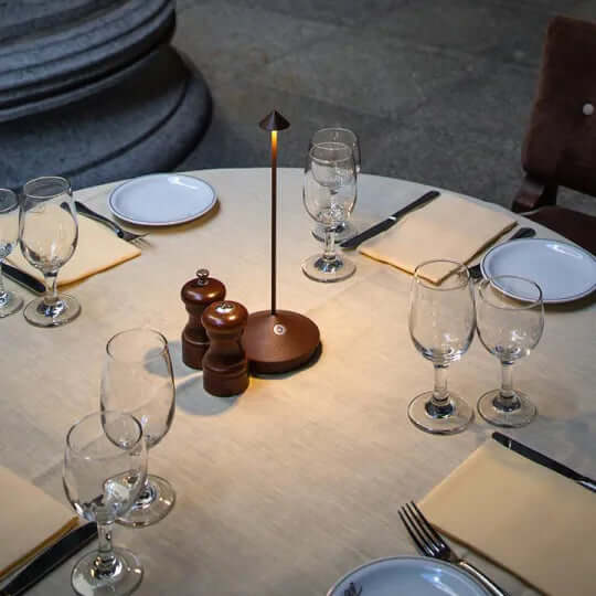 Elegant oppladbar LED bordlampe i moderne design. Ideell som stemningslys på terrasse, balkong eller inne i hjemmet.
