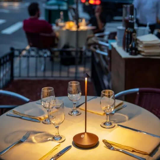 Stilig vanntett LED bordlampe for hagebelysning, balkong eller terrassen. Oppladbar og enkel å flytte.