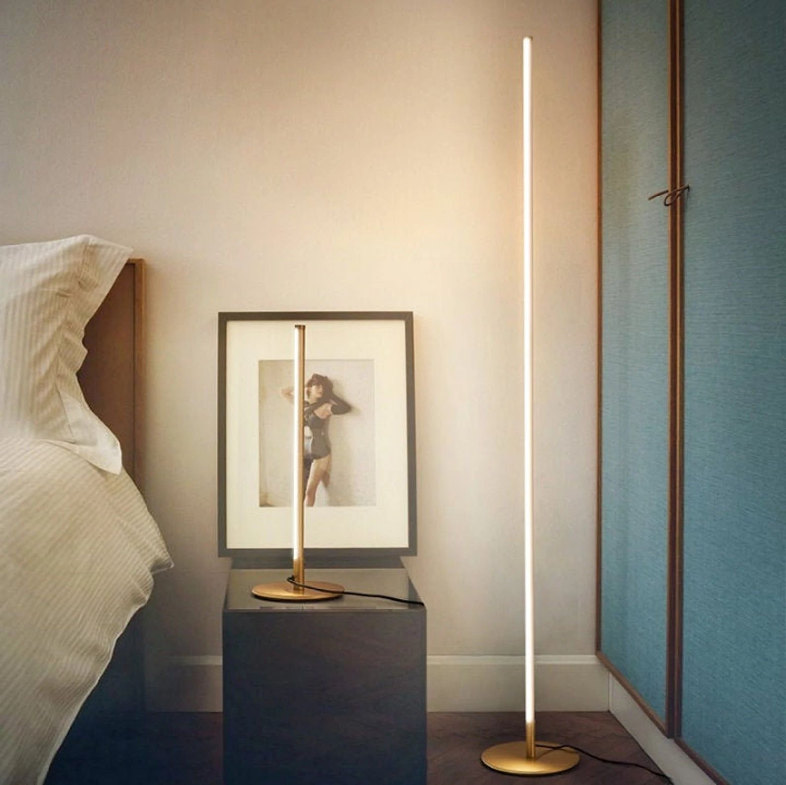 Svart dimbar LED gulvlampe, slank design, energisparende stemningslys.