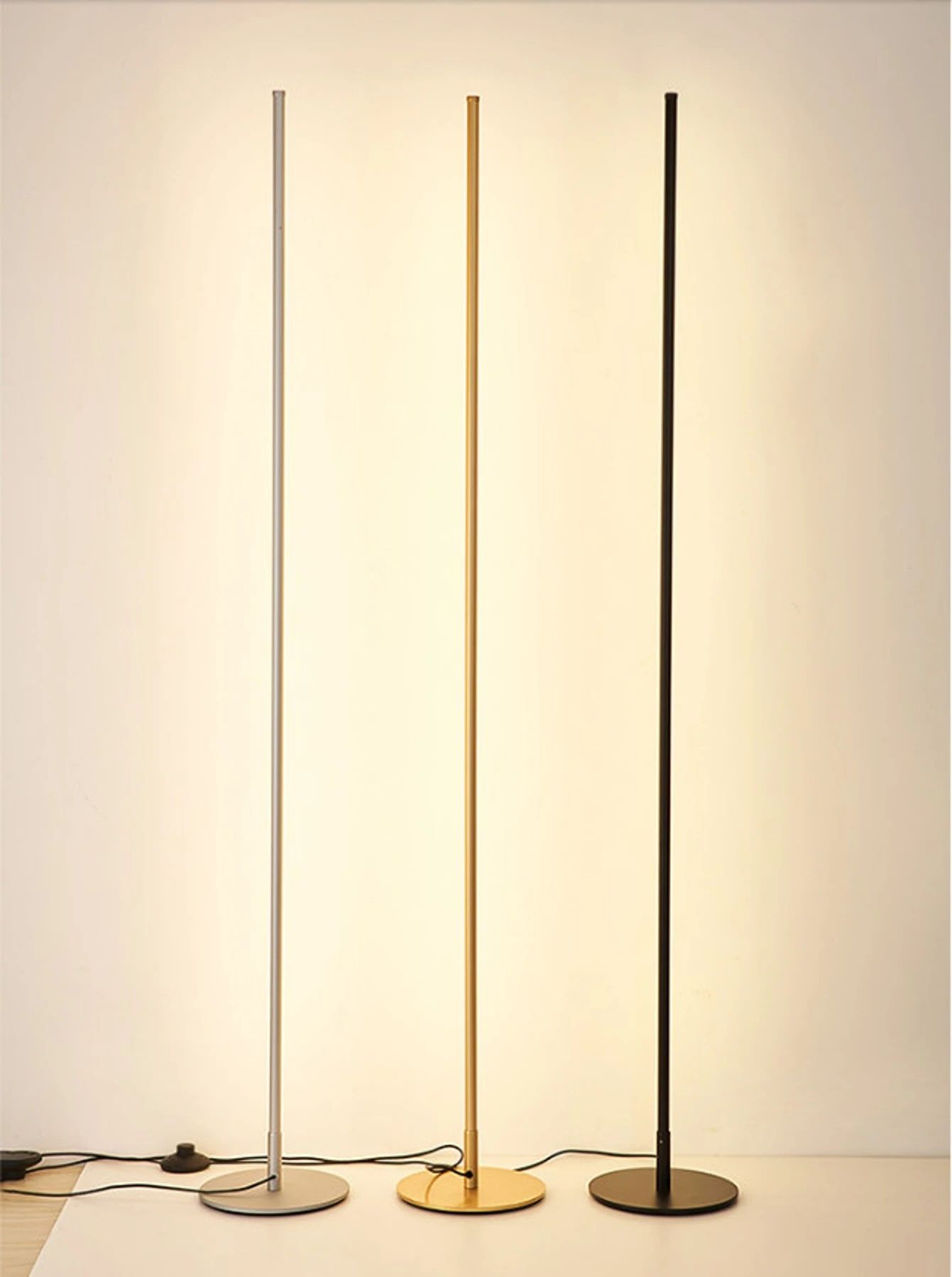 Sølv moderne gulvlampe med integrert LED lys, perfekt for interiørdesign og stuebelysning.
