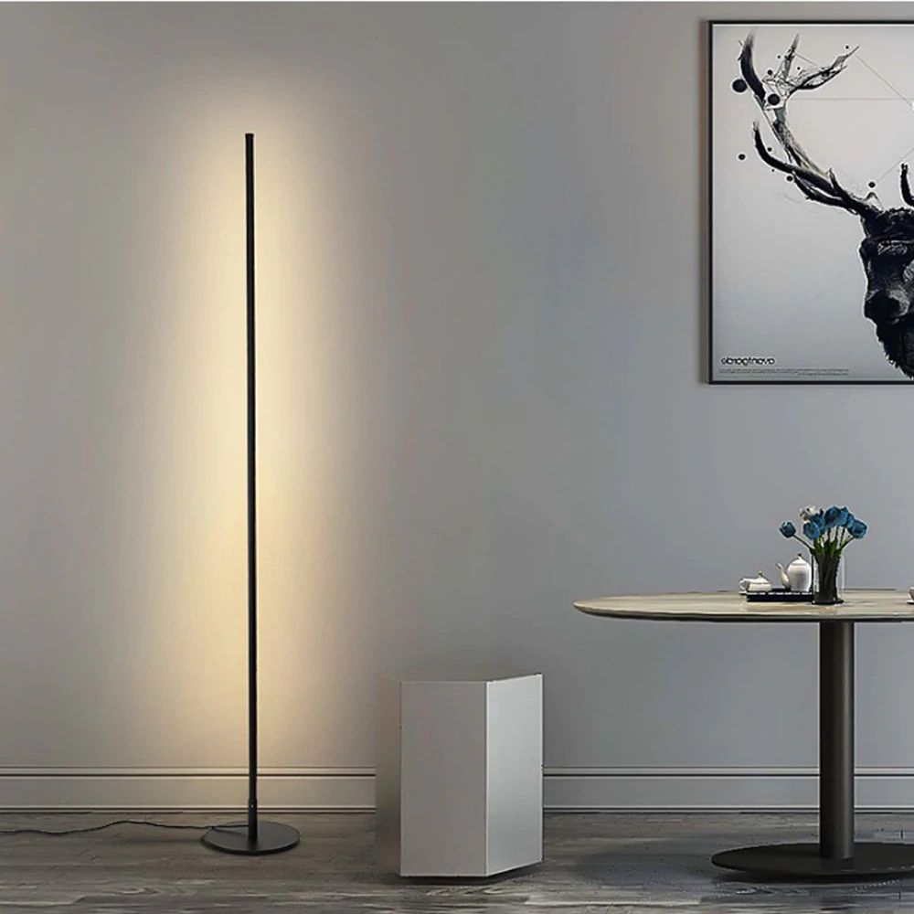 Energisparende LED gulvlampe, dimbar for optimal stuebelysning og koselig atmosfære.