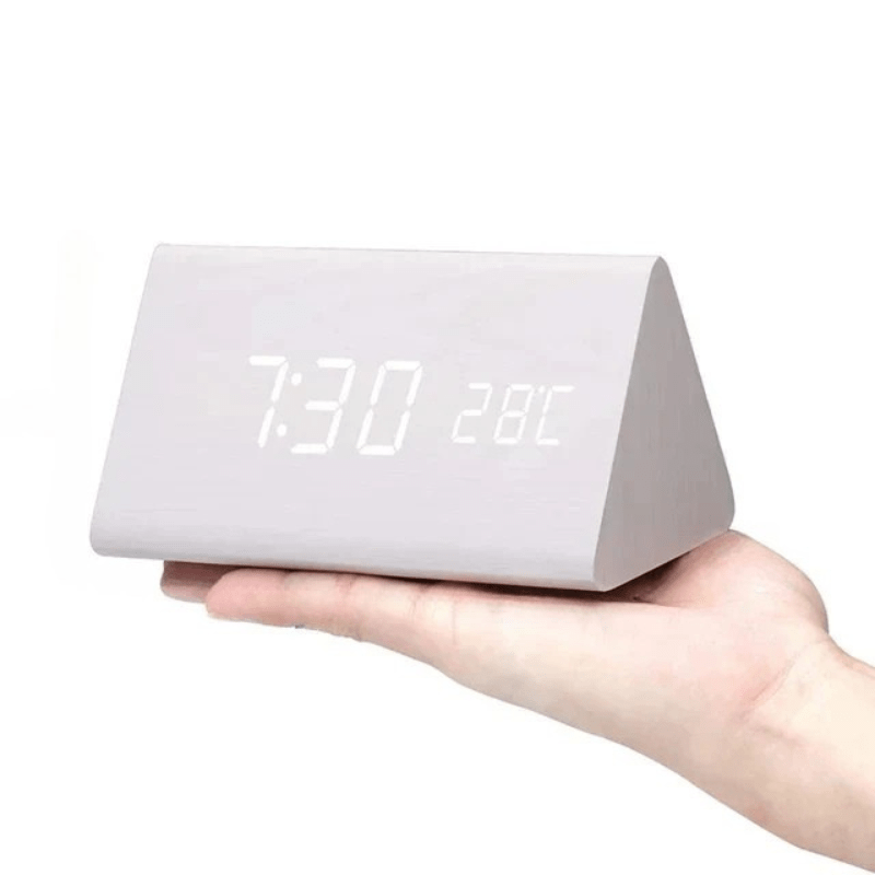 LED-klokke med minimalistisk design i en stue setting, fremhever dens dekorative og moderne appell.