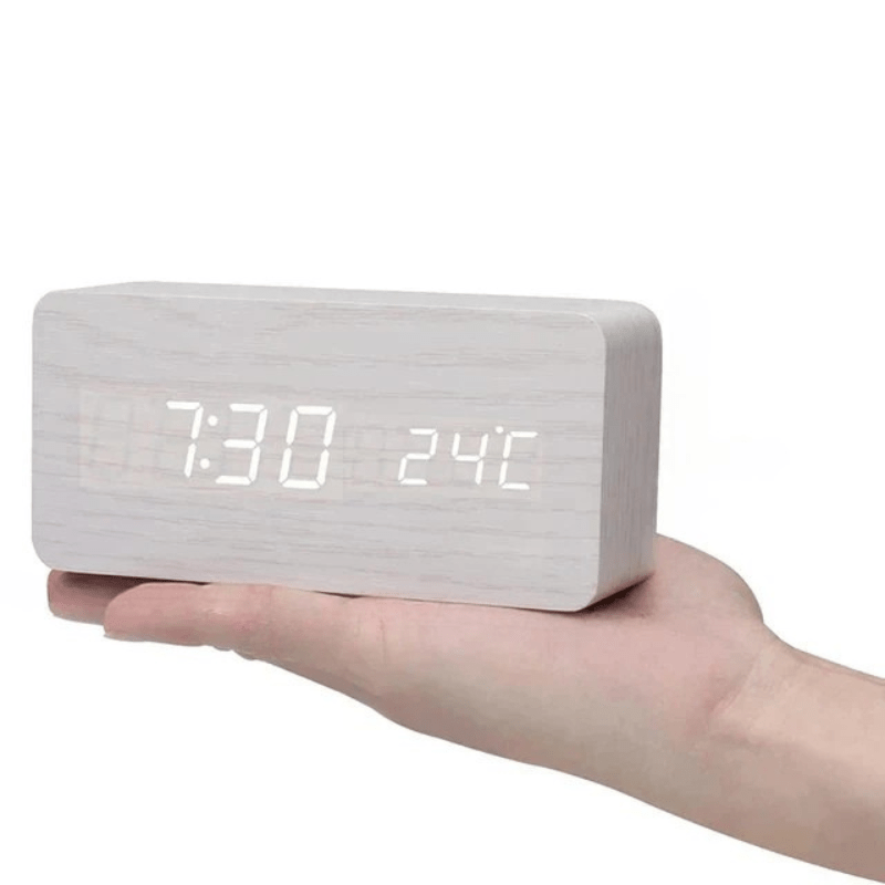Moderne bordklokke med LED-display og stemmestyring, et essensielt designelement for et organisert kontor.