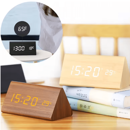 Minimalistisk vekkerklokke med LED-display, trådløs og dekorativ. Passer som en moderne interiørdetalj.