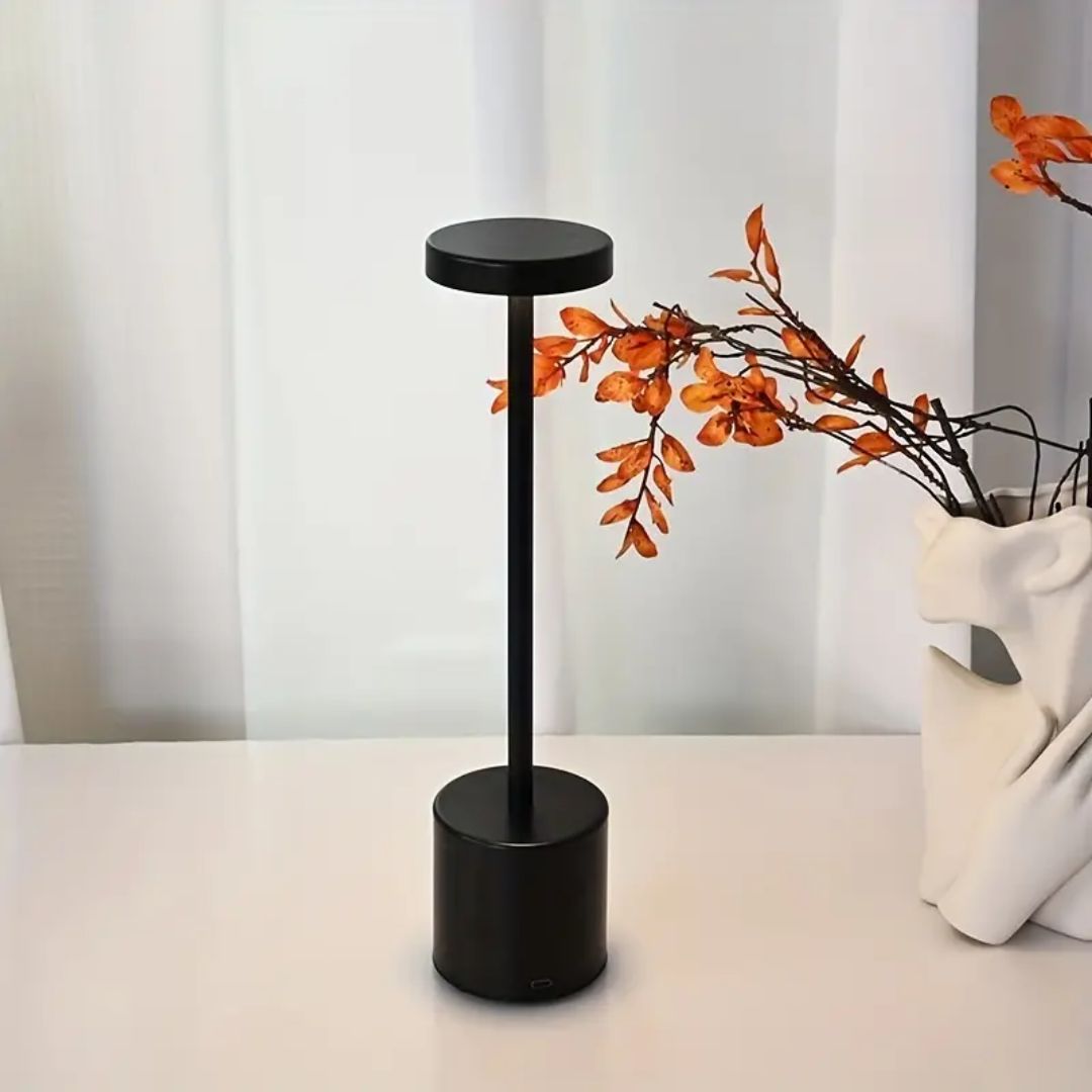 Minimalistisk LED bordlampe med moderne design og justerbart lys. Elegant kontorlampe for interiør.