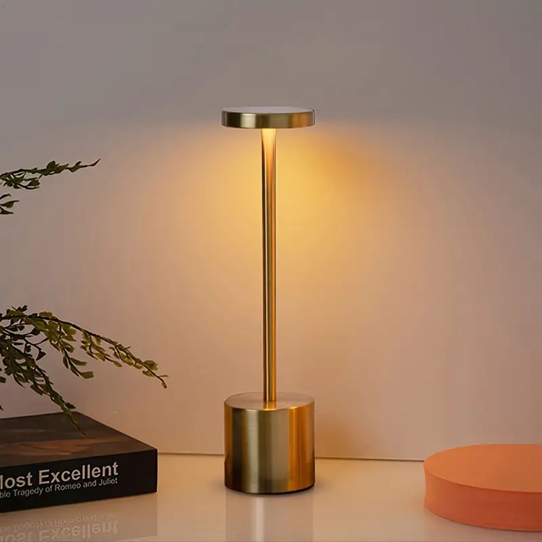 Effektivt LED arbeidslys for kontoret. Moderne skrivebordslampe med touch sensor, ideell for lesing.