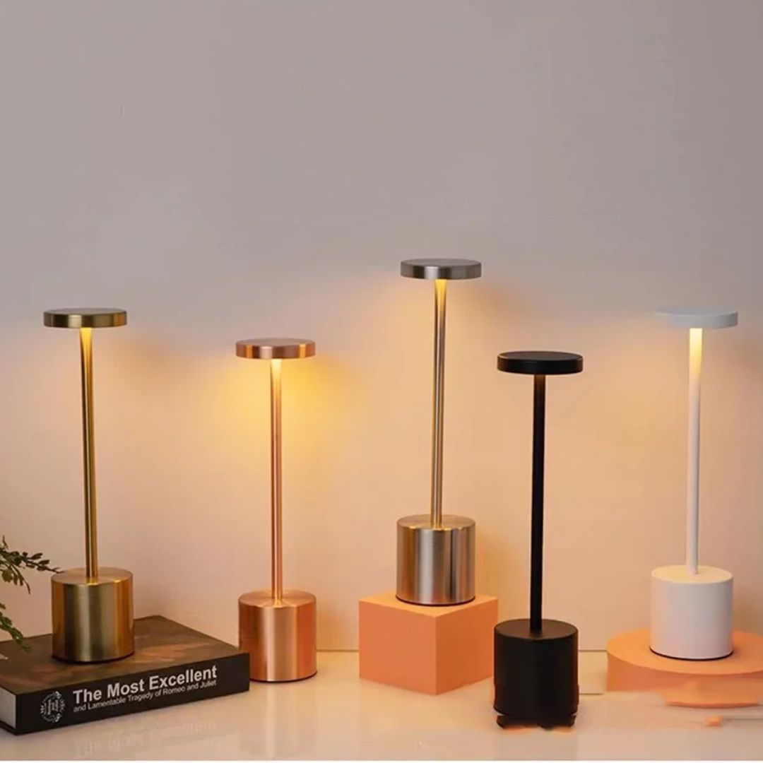 Trådløs LED skrivebordslampe med intuitiv touch sensor og oppladbar batteri. Elegant og praktisk.
