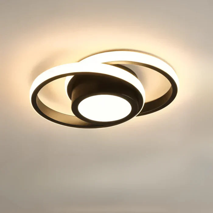 Myk og jevn belysning fra moderne LED taklampe. Perfekt for en avslappet atmosfære.