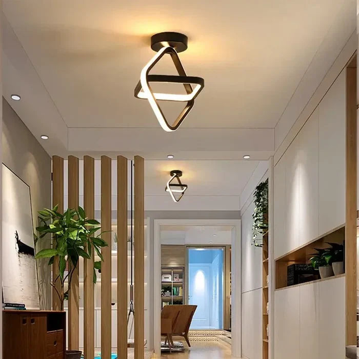 Detaljert bilde av moderne taklampe med slank profil og jevn LED-belysning.