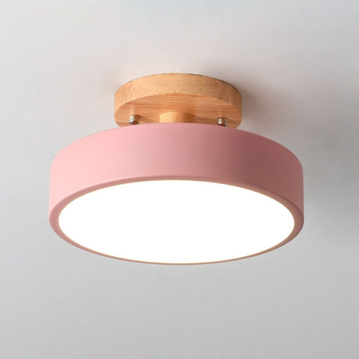 Flott dimbar taklampe i tre, moderne belysning som passer perfekt til nordisk stil.