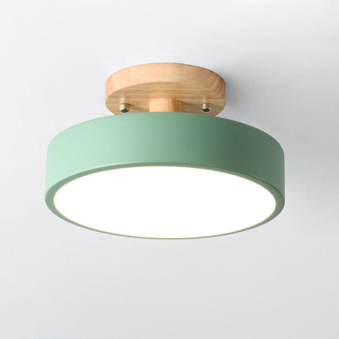 Håndlaget tre taklampe med innebygd LED lys. En unik designerlampe for innerom.